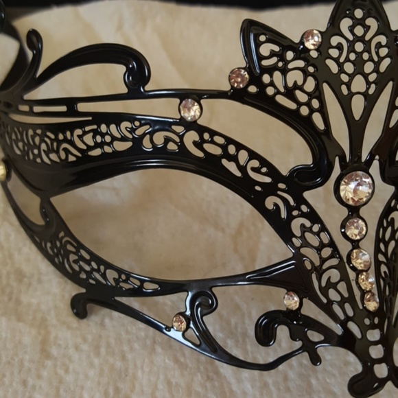 Black Halloween Mask with Rhinestones - Picture 5 of 5